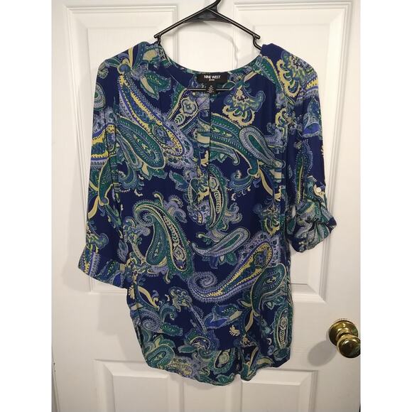 Nine West Jeans Woman M Blouse Paisley Blue Hi Lo Hem Roll Tab 3/4 Sleeve Casual - Picture 1 of 10
